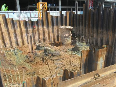 MALACCA, MALAYSIA - 07 Aralık 2016: İnşaat işçilerinin yapım faaliyetleri, çarşaf yığını cofferdam konaklama alanı içindeki inşaat çalışmaları için. 