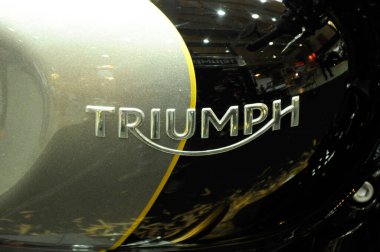 SERDANG, MALAYSIA - 29 Temmuz 2017: Motosiklette Triumph motorsiklet logolarının çeşitli tasarımı. Bazı logolar sahibi tarafından yapılmış..  