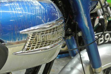 SERDANG, MALAYSIA - 29 Temmuz 2017: Motosiklette Triumph motorsiklet logolarının çeşitli tasarımı. Bazı logolar sahibi tarafından yapılmış..  