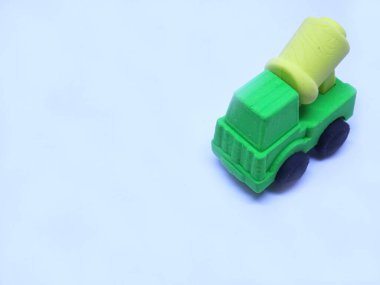 Beyaz arka planda izole edilmiş renkli sentetik kauçuktan yapılmış beton karıştırıcı kamyonun minyatür bir modeli.. 