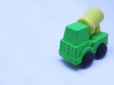 Beyaz arka planda izole edilmiş renkli sentetik kauçuktan yapılmış beton karıştırıcı kamyonun minyatür bir modeli.. 