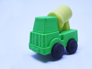 Beyaz arka planda izole edilmiş renkli sentetik kauçuktan yapılmış beton karıştırıcı kamyonun minyatür bir modeli.. 