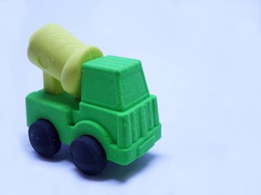 Beyaz arka planda izole edilmiş renkli sentetik kauçuktan yapılmış beton karıştırıcı kamyonun minyatür bir modeli.. 