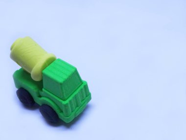 Beyaz arka planda izole edilmiş renkli sentetik kauçuktan yapılmış beton karıştırıcı kamyonun minyatür bir modeli.. 