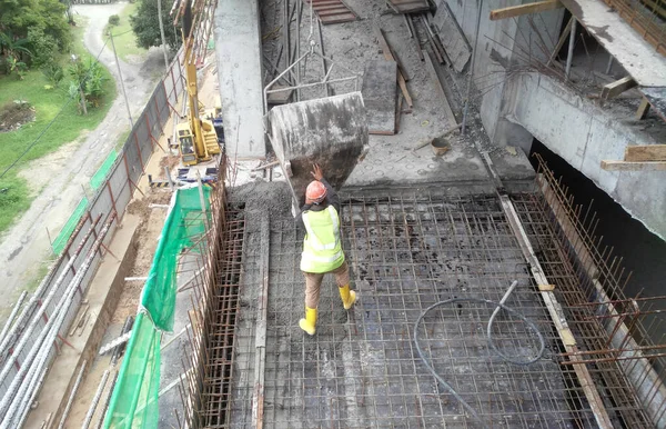 Malacca Malaysia February 2017 Group Construction Workers Pouring Wet Concrete — Stock Photo, Image