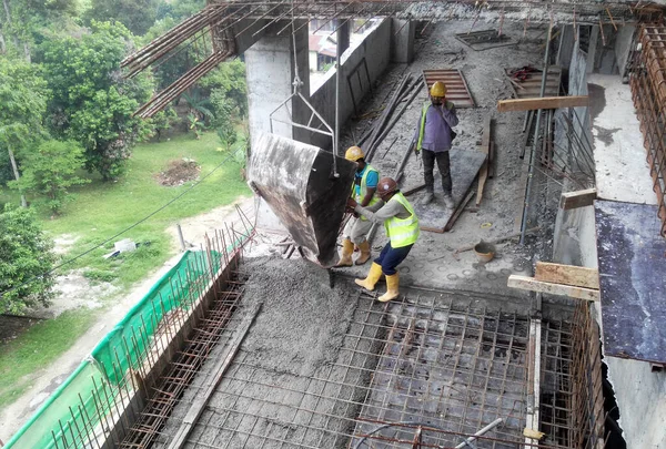 Malacca Malaysia Február 2017 Építőipari Dolgozók Csoportja Akik Nedves Betont — Stock Fotó