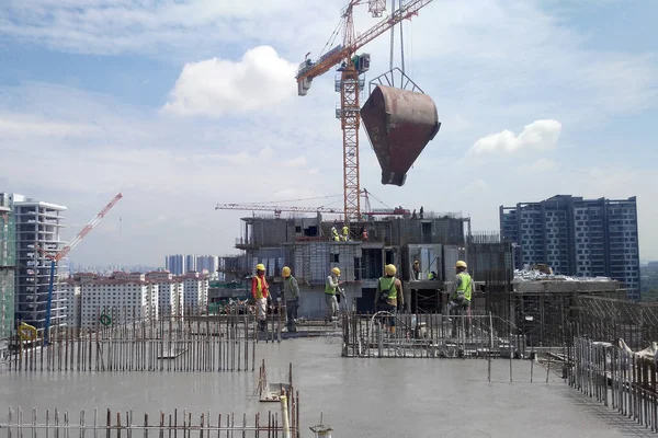 Malacca Malasia Febrero 2017 Grupo Trabajadores Construcción Vertiendo Hormigón Húmedo — Foto de Stock