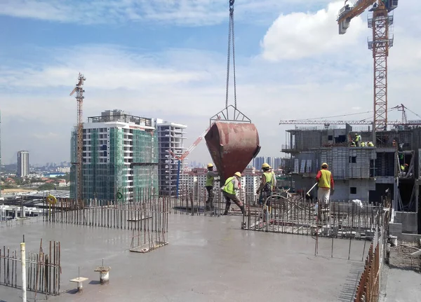 Malacca Malaysia February 2017 Group Construction Workers Pouring Wet Concrete — 图库照片