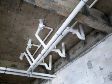 IPOH, MALAYSIA -JANUARY 2, 2021: Yukarıdaki kanalizasyon boruları zeminin altında birbirine bağlıdır. Gradyan ve yerçekimi akışına yüklendi. Ana kanalizasyon hattına yönlendirildi.. 