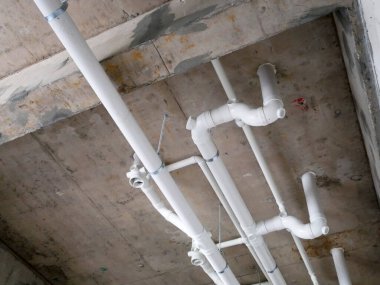 IPOH, MALAYSIA -JANUARY 2, 2021: Yukarıdaki kanalizasyon boruları zeminin altında birbirine bağlıdır. Gradyan ve yerçekimi akışına yüklendi. Ana kanalizasyon hattına yönlendirildi.. 