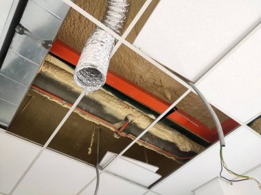 KUALA LUMPUR, MALAYSIA - 24 Temmuz 2020: Askıdaki tavan, elektrik kabloları, kablolama ve mekanik ekipmanlar kurulum altında. - Zeminde asılı duruyor. Tavan panosuna göre kapla. 