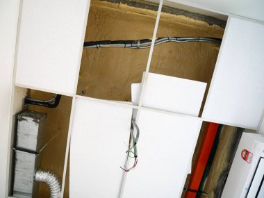 KUALA LUMPUR, MALAYSIA - 24 Temmuz 2020: Askıdaki tavan, elektrik kabloları, kablolama ve mekanik ekipmanlar kurulum altında. - Zeminde asılı duruyor. Tavan panosuna göre kapla. 