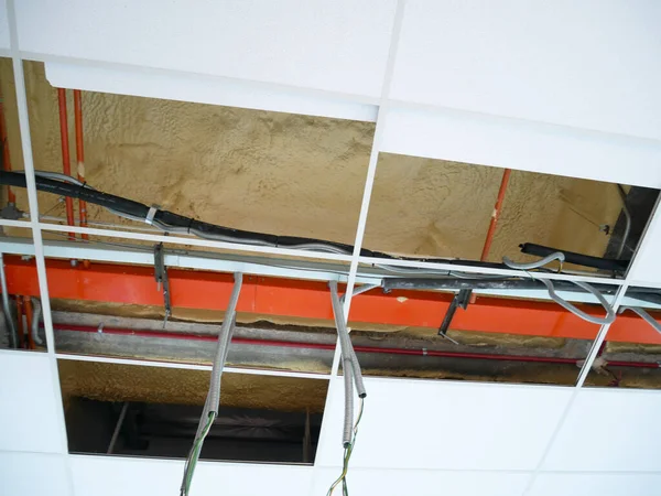 クアラルンプール マレーシア 2020年7月24日 設置中の一時停止天井 電気配線 ケーブルおよび機械装置 床面の柔らかい部分に吊るされています 天井板カバー — ストック写真