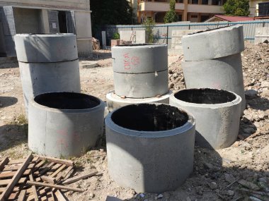 KUALA LUMPUR, MALAYSIA - 2 Mart 2020: İnşaat alanında istiflenmiş dairesel şekil önceden yapılmış beton rögar kapağı. 