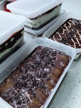 Pastaya odaklan. Çeşitli formlarda ve sunumlarda müşteri gereksinimlerine göre yapılmıştır. Meyve, çikolata ve yaratıcı tasarım ile süslenmiş.