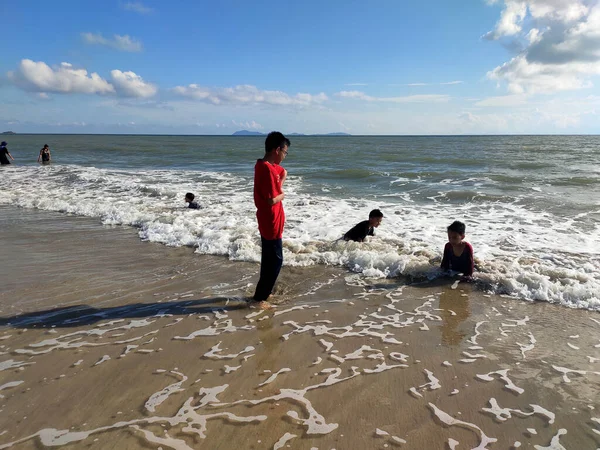 Mersing Malasia Enero 2020 Playa Tropical Durante Día Niños Adultos —  Fotos de Stock