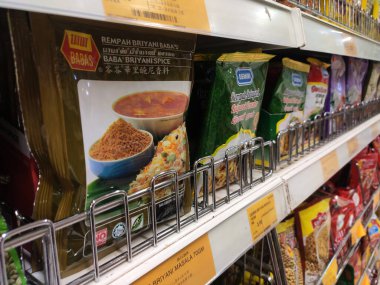 SEREMBAN, MALAYSIA -APRIL 5, 2020: Baharatlar ticari paketlerde satılıyor ve süpermarketteki raflarda sergileniyor. Müşterilerin satın almasını kolaylaştırmak için marka ve tiplere göre sırala.