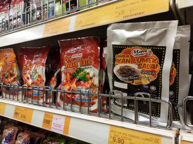 SEREMBAN, MALAYSIA -APRIL 5, 2020: Baharatlar ticari paketlerde satılıyor ve süpermarketteki raflarda sergileniyor. Müşterilerin satın almasını kolaylaştırmak için marka ve tiplere göre sırala.