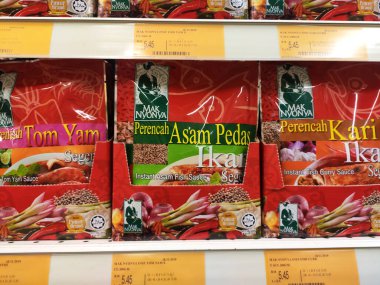 SEREMBAN, MALAYSIA -APRIL 5, 2020: Baharatlar ticari paketlerde satılıyor ve süpermarketteki raflarda sergileniyor. Müşterilerin satın almasını kolaylaştırmak için marka ve tiplere göre sırala.