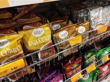 SEREMBAN, MALAYSIA -APRIL 5, 2020: Baharatlar ticari paketlerde satılıyor ve süpermarketteki raflarda sergileniyor. Müşterilerin satın almasını kolaylaştırmak için marka ve tiplere göre sırala.