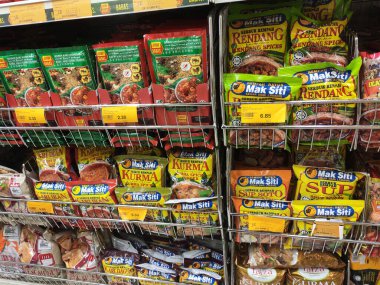 SEREMBAN, MALAYSIA -APRIL 5, 2020: Baharatlar ticari paketlerde satılıyor ve süpermarketteki raflarda sergileniyor. Müşterilerin satın almasını kolaylaştırmak için marka ve tiplere göre sırala.