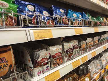 SEREMBAN, MALAYSIA -APRIL 5, 2020: Baharatlar ticari paketlerde satılıyor ve süpermarketteki raflarda sergileniyor. Müşterilerin satın almasını kolaylaştırmak için marka ve tiplere göre sırala.
