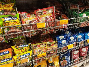 SEREMBAN, MALAYSIA -APRIL 5, 2020: Baharatlar ticari paketlerde satılıyor ve süpermarketteki raflarda sergileniyor. Müşterilerin satın almasını kolaylaştırmak için marka ve tiplere göre sırala.