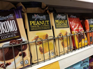 KUALA LUMPUR, MALAYSIA -12 Haziran 2020: Bisküvilerin çeşitliliği iyi ve ilginç paketleme ve mağazanın içindeki raflarda sergilendi. Müşterilerin satın almasını kolaylaştırmak için markaya göre sırala.