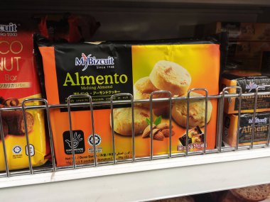 KUALA LUMPUR, MALAYSIA -12 Haziran 2020: Bisküvilerin çeşitliliği iyi ve ilginç paketleme ve mağazanın içindeki raflarda sergilendi. Müşterilerin satın almasını kolaylaştırmak için markaya göre sırala.