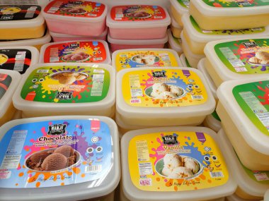 SELANGOR, MALAYSIA - 5 Temmuz 2020: Dondurmaya odaklanmış ve dondurucuda sergilenmektedir. Süpermarkette satışta. Marka ve aromaya göre sıralanmış..