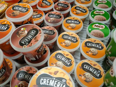 SELANGOR, MALAYSIA - 5 Temmuz 2020: Dondurmaya odaklanmış ve dondurucuda sergilenmektedir. Süpermarkette satışta. Marka ve aromaya göre sıralanmış..