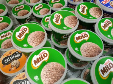 SELANGOR, MALAYSIA - 5 Temmuz 2020: Dondurmaya odaklanmış ve dondurucuda sergilenmektedir. Süpermarkette satışta. Marka ve aromaya göre sıralanmış..