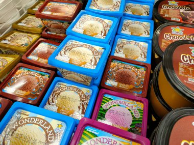 SELANGOR, MALAYSIA - 5 Temmuz 2020: Dondurmaya odaklanmış ve dondurucuda sergilenmektedir. Süpermarkette satışta. Marka ve aromaya göre sıralanmış..
