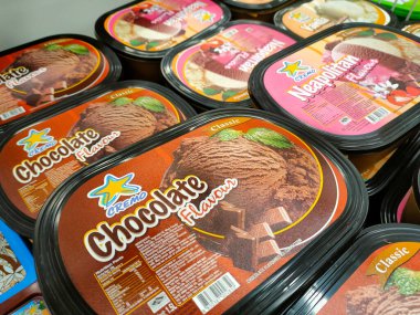 SELANGOR, MALAYSIA - 5 Temmuz 2020: Dondurmaya odaklanmış ve dondurucuda sergilenmektedir. Süpermarkette satışta. Marka ve aromaya göre sıralanmış..