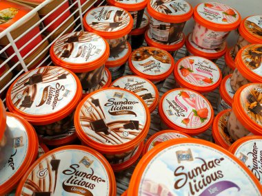 SELANGOR, MALAYSIA - 5 Temmuz 2020: Dondurmaya odaklanmış ve dondurucuda sergilenmektedir. Süpermarkette satışta. Marka ve aromaya göre sıralanmış..