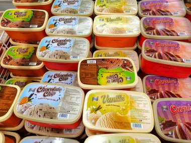 SELANGOR, MALAYSIA - 5 Temmuz 2020: Dondurmaya odaklanmış ve dondurucuda sergilenmektedir. Süpermarkette satışta. Marka ve aromaya göre sıralanmış..