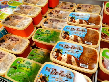 SELANGOR, MALAYSIA - 5 Temmuz 2020: Dondurmaya odaklanmış ve dondurucuda sergilenmektedir. Süpermarkette satışta. Marka ve aromaya göre sıralanmış..