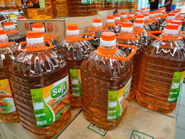 SEREMBAN, MALAYSIA -APRIL 26, 2020: Plastik kapta paketlenmiş ve süpermarkette satışa sunulan işlenmiş palmiye tohumundan yapılan pişirme yağına odaklanmış. 