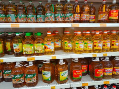 SEREMBAN, MALAYSIA -APRIL 26, 2020: Plastik kapta paketlenmiş ve süpermarkette satışa sunulan işlenmiş palmiye tohumundan yapılan pişirme yağına odaklanmış. 