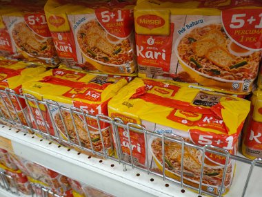 KUALA LUMPUR, MALAYSIA - FEBRUARY 5, 2020: Süpermarketlerdeki vitrinlerde satışa sunulan ticari paketlerdeki çeşitli hazır erişteler üzerine odaklanmış. 