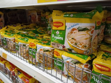 KUALA LUMPUR, MALAYSIA - FEBRUARY 5, 2020: Süpermarketlerdeki vitrinlerde satışa sunulan ticari paketlerdeki çeşitli hazır erişteler üzerine odaklanmış. 