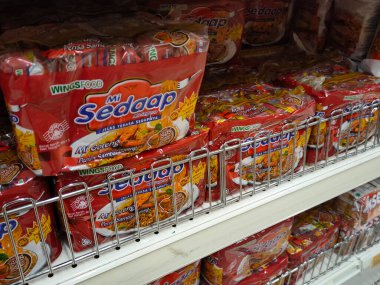 KUALA LUMPUR, MALAYSIA - FEBRUARY 5, 2020: Süpermarketlerdeki vitrinlerde satışa sunulan ticari paketlerdeki çeşitli hazır erişteler üzerine odaklanmış. 