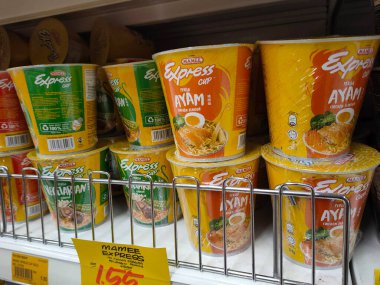 KUALA LUMPUR, MALAYSIA - FEBRUARY 5, 2020: Süpermarketlerdeki vitrinlerde satışa sunulan ticari paketlerdeki çeşitli hazır erişteler üzerine odaklanmış. 