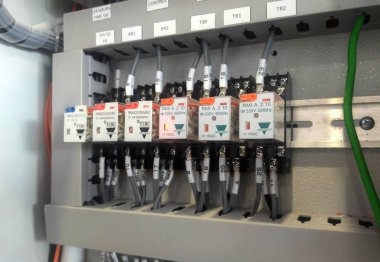 SELANGOR, MALAYSIA 19 AĞUSTOS 2020: elektrik dağıtım kartı ve kurulum sürecinin bileşeni. Elektrik tesisatçısı bu ekipmanı elektrik mühendisi tasarımına göre kuracak.
