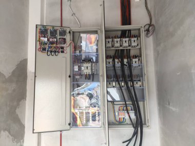 SELANGOR, MALAYSIA 19 AĞUSTOS 2020: elektrik dağıtım kartı ve kurulum sürecinin bileşeni. Elektrik tesisatçısı bu ekipmanı elektrik mühendisi tasarımına göre kuracak.