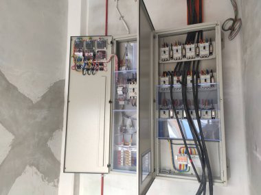 SELANGOR, MALAYSIA 19 AĞUSTOS 2020: elektrik dağıtım kartı ve kurulum sürecinin bileşeni. Elektrik tesisatçısı bu ekipmanı elektrik mühendisi tasarımına göre kuracak.