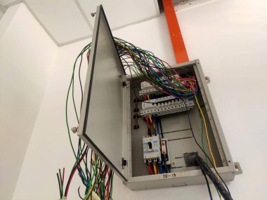 SELANGOR, MALAYSIA 19 AĞUSTOS 2020: elektrik dağıtım kartı ve kurulum sürecinin bileşeni. Elektrik tesisatçısı bu ekipmanı elektrik mühendisi tasarımına göre kuracak.