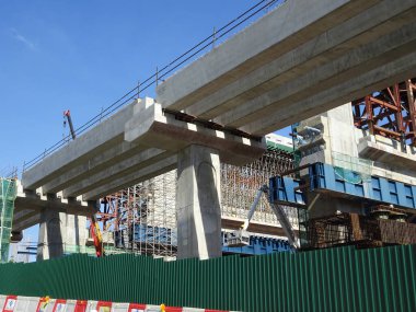 PENANG, MALAYSIA - 21 Mart 2020: inşaat halindeki yol. Beton yol destesini desteklemek için kullanılan devasa beton kolon. İnşaat çalışmaları tam gaz devam ediyor..