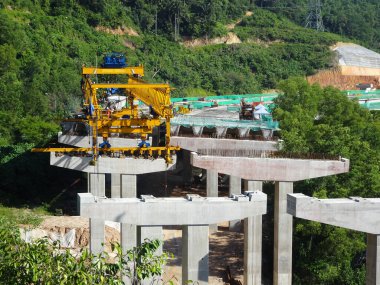 PENANG, MALAYSIA - 21 Mart 2020: inşaat halindeki yol. Beton yol destesini desteklemek için kullanılan devasa beton kolon. İnşaat çalışmaları tam gaz devam ediyor..