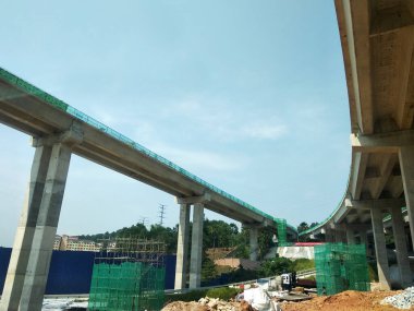 PENANG, MALAYSIA - 21 Mart 2020: inşaat halindeki yol. Beton yol destesini desteklemek için kullanılan devasa beton kolon. İnşaat çalışmaları tam gaz devam ediyor..